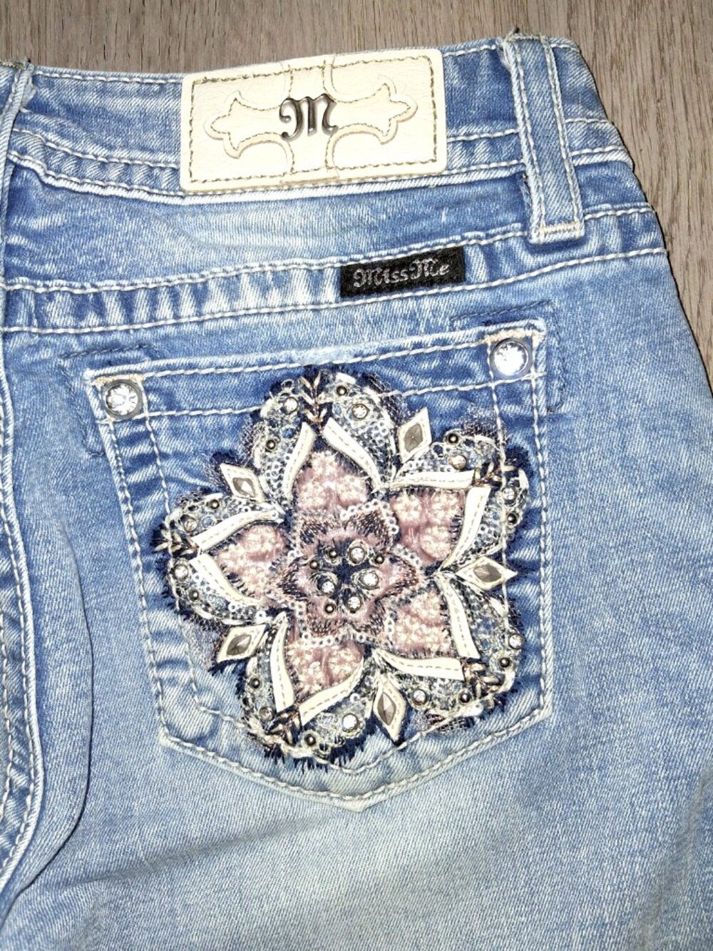 Miss Me Mid-Rise Capri Jeans Size 27 Western Cowgirl Rhinestone Bling Flowers - Picture 3 of 8